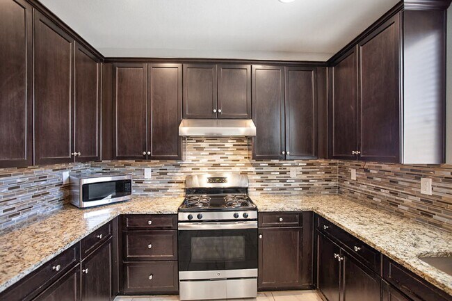 Building Photo - 4 Bed, Beauty With First Floor Bed And Full Bath
