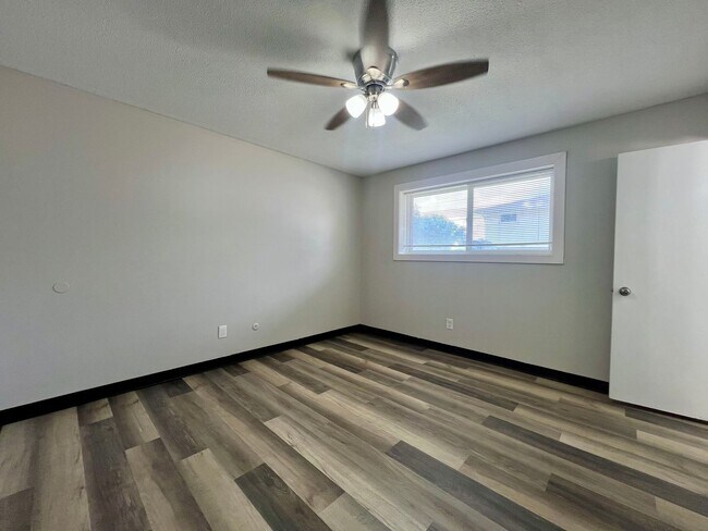 Building Photo - 2 Bed 1.5 Bath Apartment for rent!