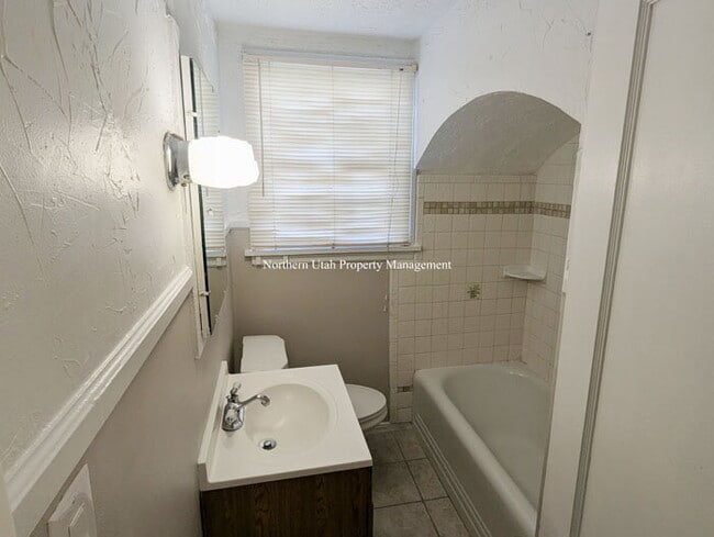 Building Photo - 2 Bed 1 Bath