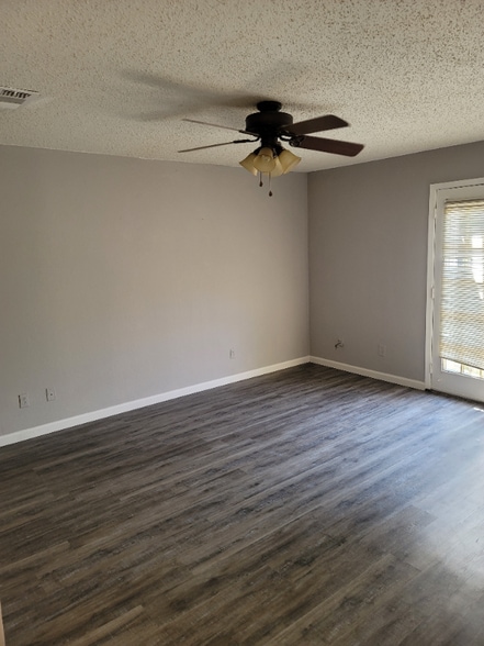 Building Photo - 9623 Walnut St