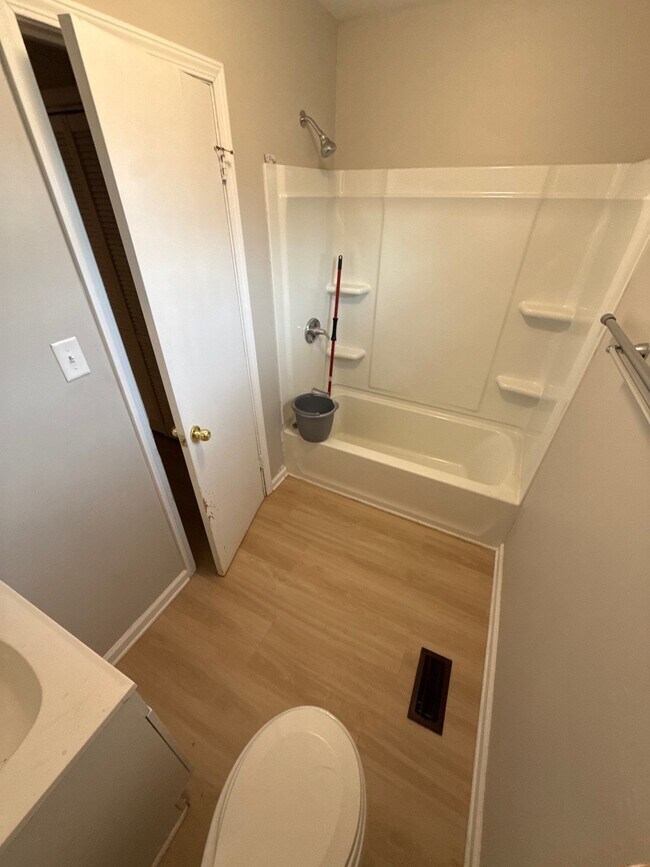 Building Photo - 6209 E 12th St