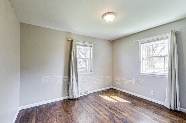 Building Photo - 1302 S Sheridan Ave