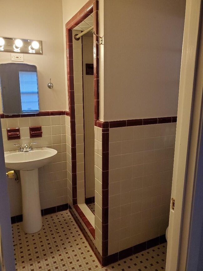 Building Photo - House for Lease -2505 Douglas