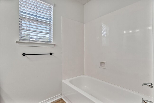 Building Photo - 3 Bedroom in Bluewater Bay!