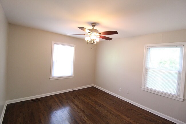 Building Photo - 1/2 Month FREE On This 2 Bedroom 1 Bath Ho...