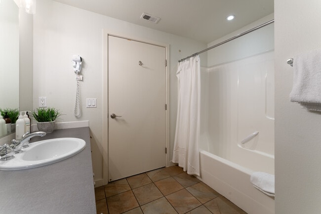 Building Photo - 2220 W Woodin Ave