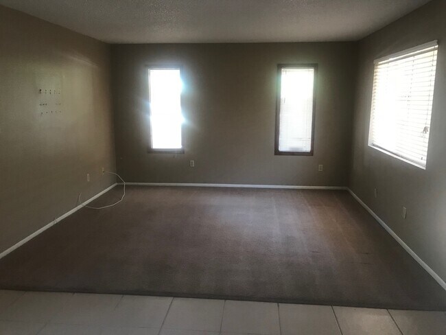 Building Photo - Centrally located 3 bedroom condo