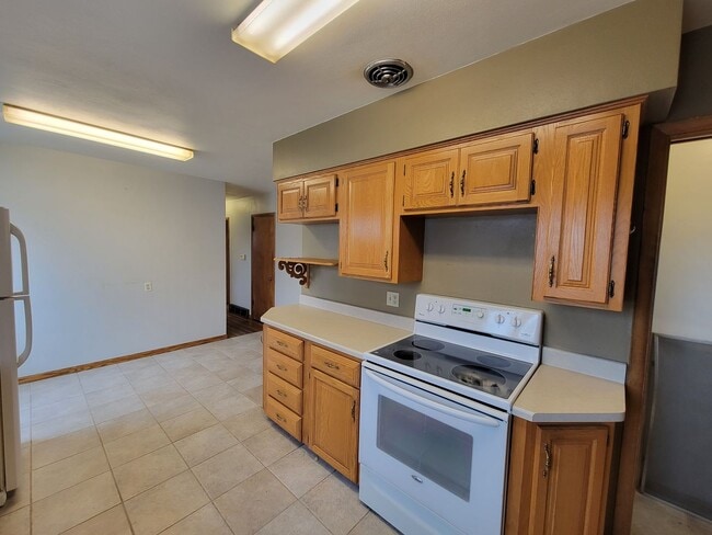 Building Photo - 4 Bed 2 Bath house for Rent!