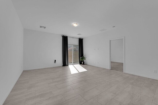 Building Photo - 3 bedroom home in gated community! Move in...