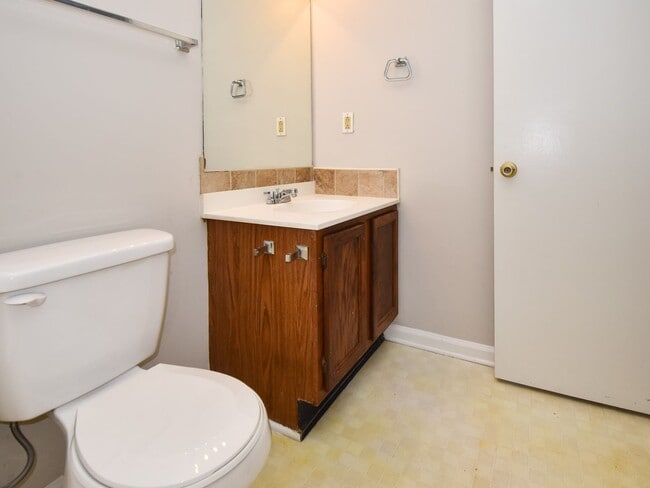 Building Photo - 3 bedrooms, 2 bath one level town-home wit...