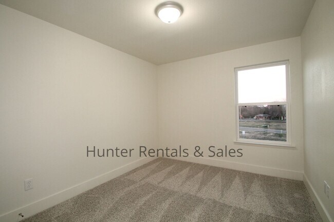 Building Photo - Upscale Three-bedroom Townhome!