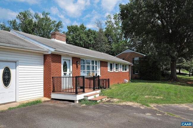 Building Photo - 2219 Greenbrier Dr