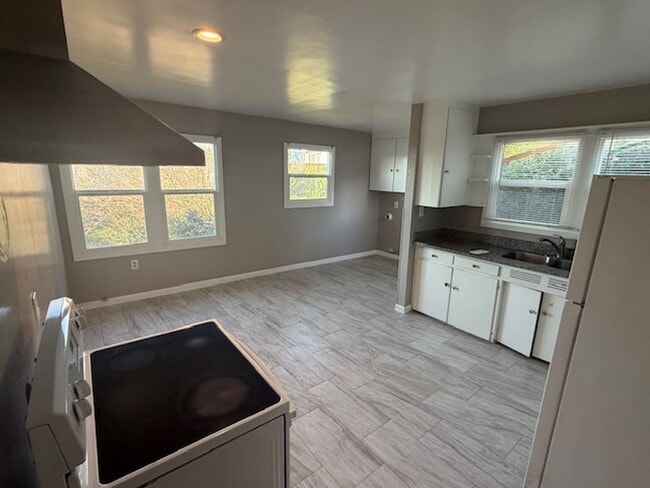 Building Photo - Beautiful Richmond Annex Home with Updated Kitchen & Bath + Bonus Room