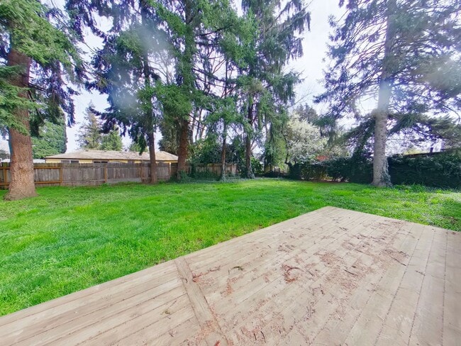 Building Photo - 3 bedroom family home