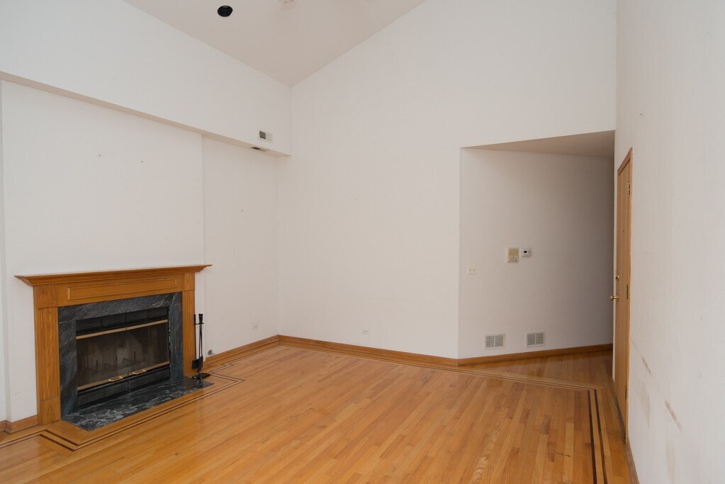 Building Photo - 2247 W Diversey Ave