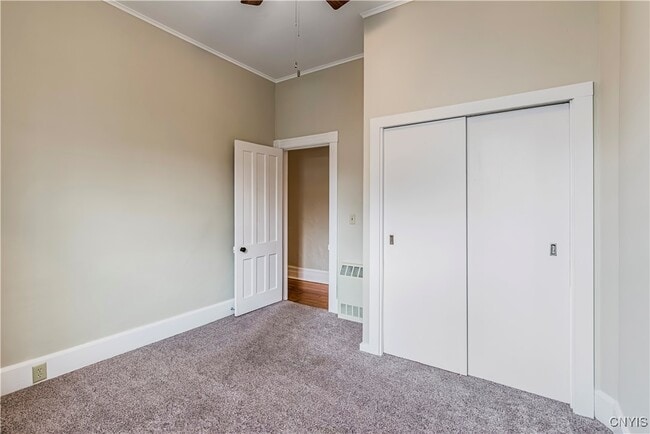 Building Photo - 25 College St