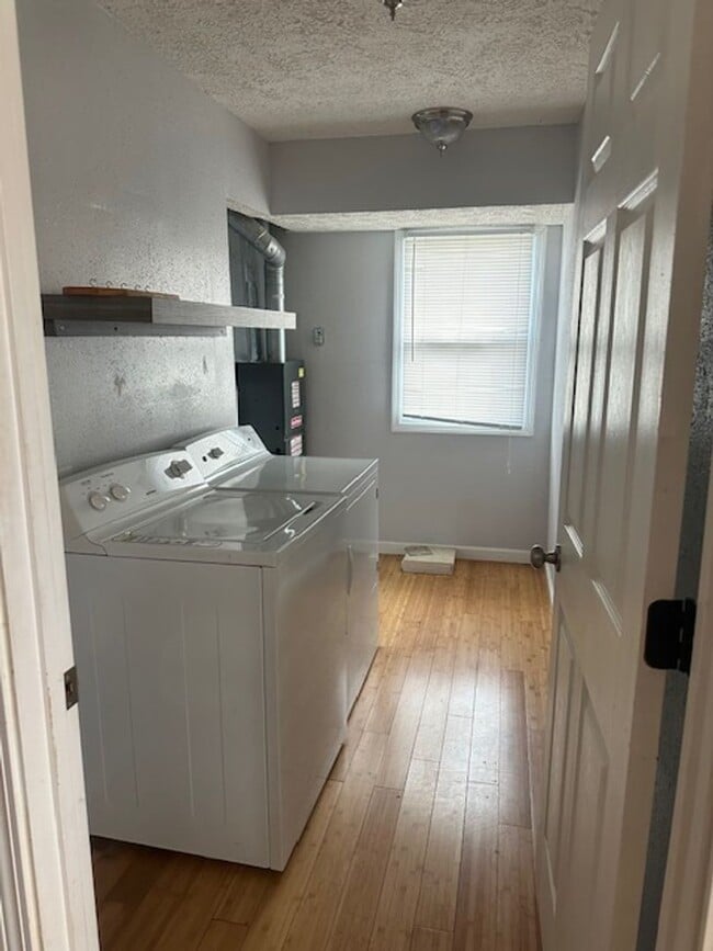 Building Photo - Updated Mid-Century Modern house in South Springfield