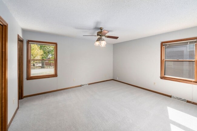 Building Photo - Charming 3 Bed 2.5 Bath Raised Ranch