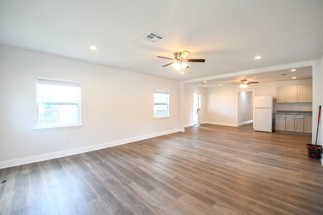 Building Photo - 415 W 29th Ave