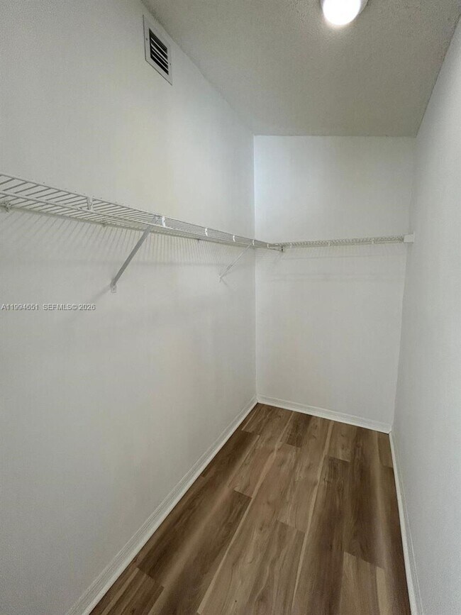 Building Photo - 6255 SW Kendale Lakes Cir