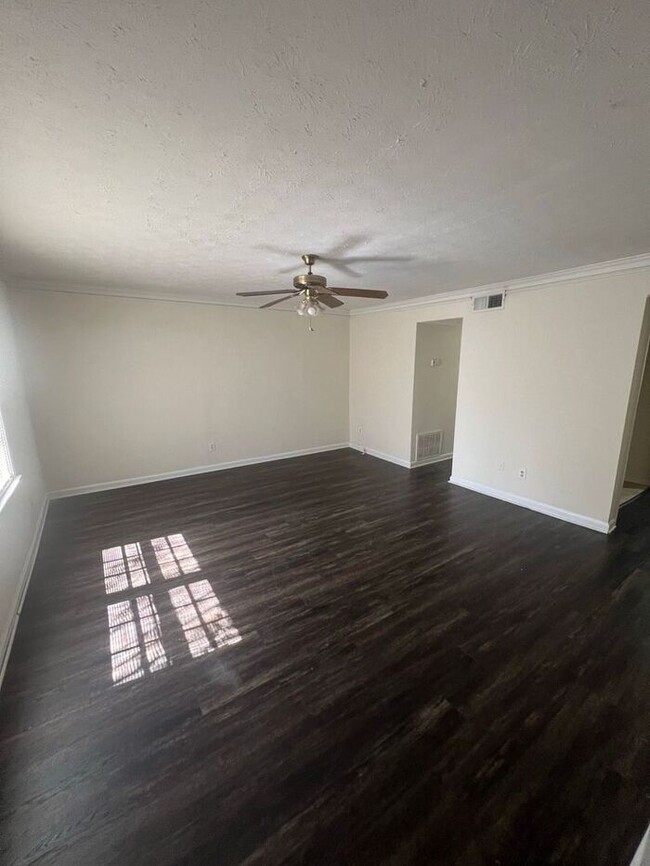 Building Photo - NOW READY! Nice 2 bedroom 1.5 bath townhom...