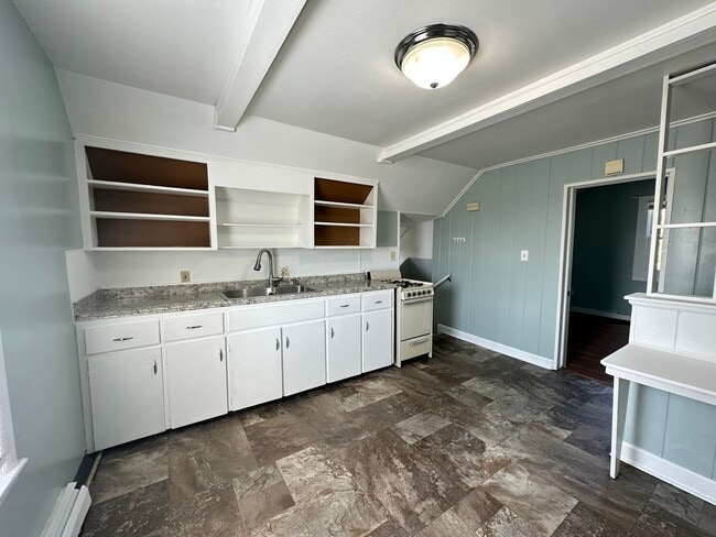 Building Photo - Two Bedroom Upper Unit!