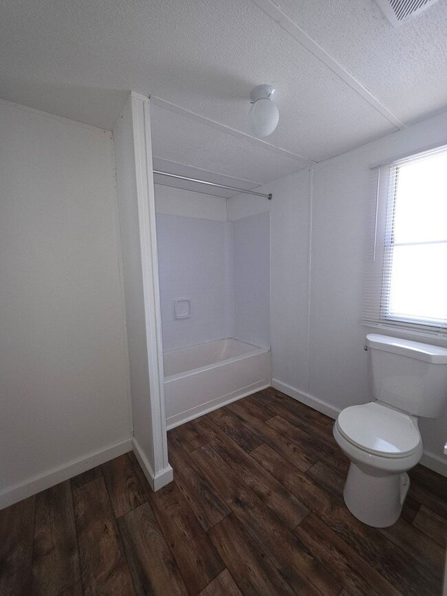Building Photo - Ready to Move in