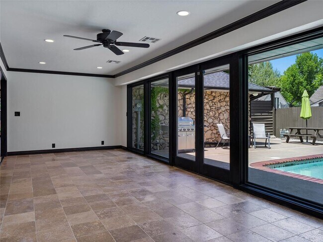 Building Photo - 3025 Pine Ridge Rd