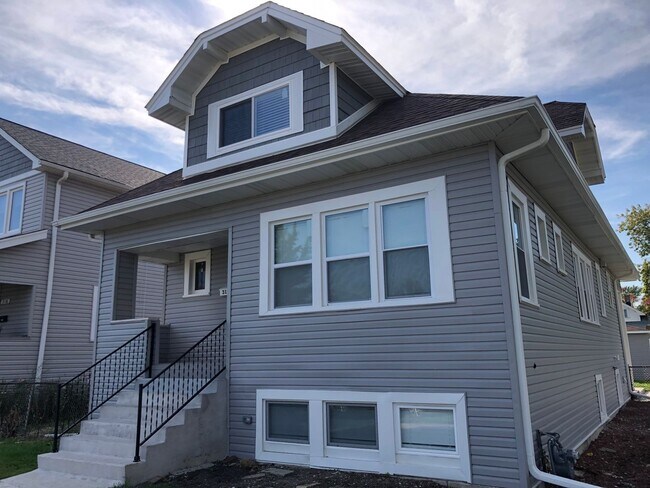 Building Photo - Large remodeled 4bed/2bath close to schools and transportation!