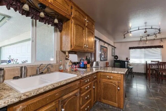 Building Photo - 4014 E Fedora Ave