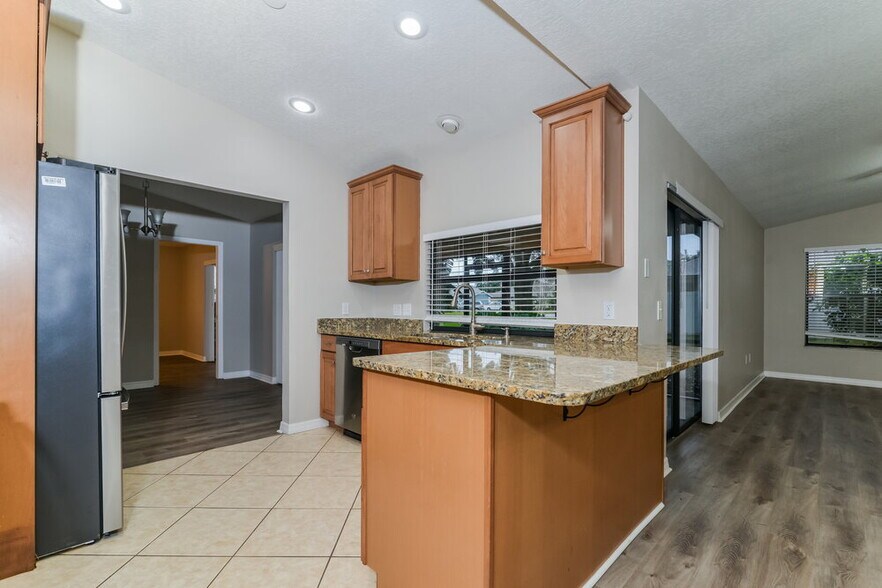 Building Photo - 336 Shorewood Dr