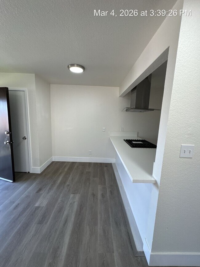Building Photo - $500 OFF 1st Month Rent!! Upstairs Unit!!! Move in Ready!