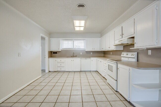 Building Photo - Large 4 bedroom!