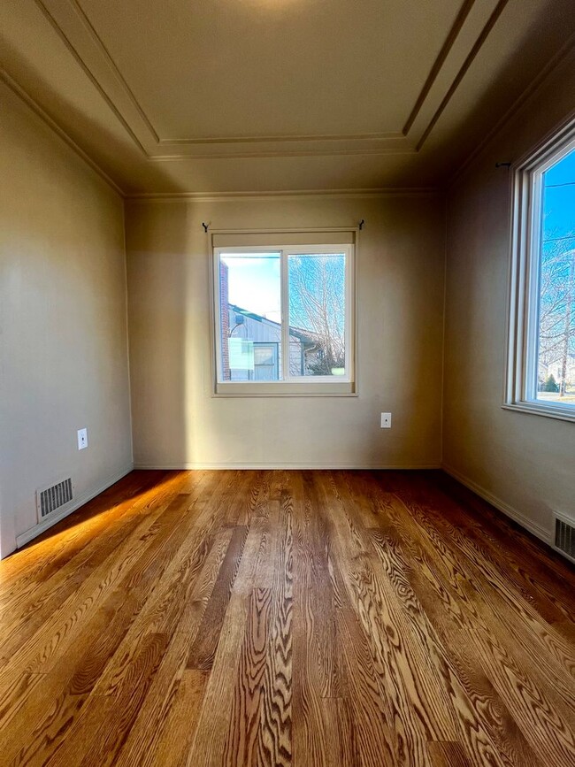 Building Photo - Move in special-$200 off first month's rent!