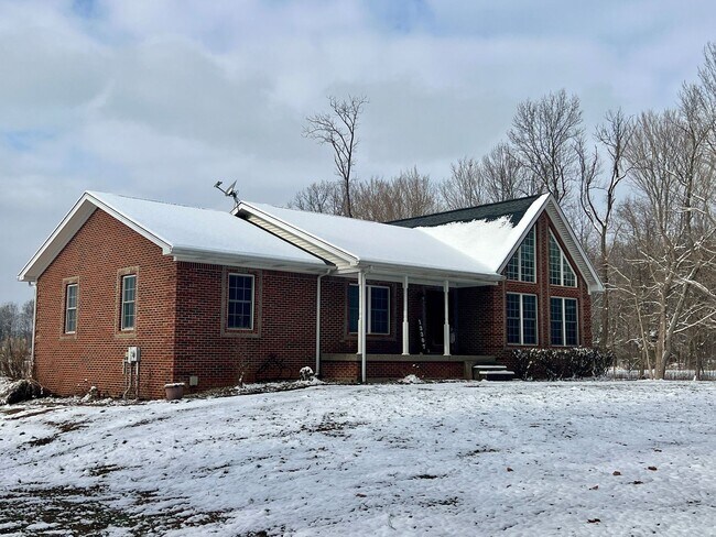 Building Photo - Gorgeous brick home with room to roam!