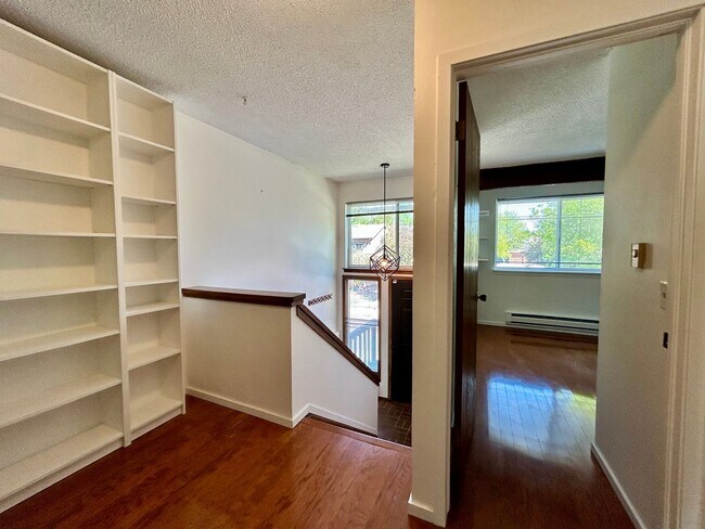 Building Photo - Beautiful & Bright Corner Condo in North Boulder