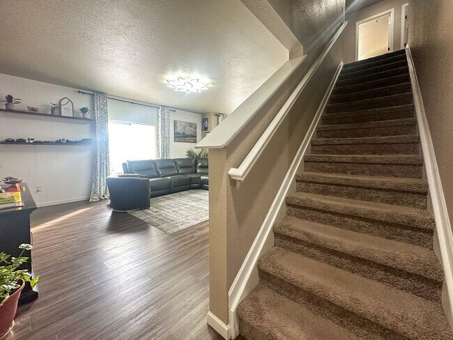 Building Photo - Grand 6bd 4ba Crystal Valley home with an in-law suite!!!