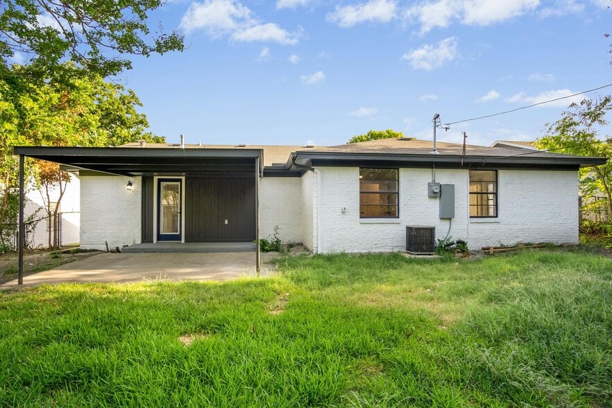Building Photo - Sleekly updated Richardson home with shady backyard & patio