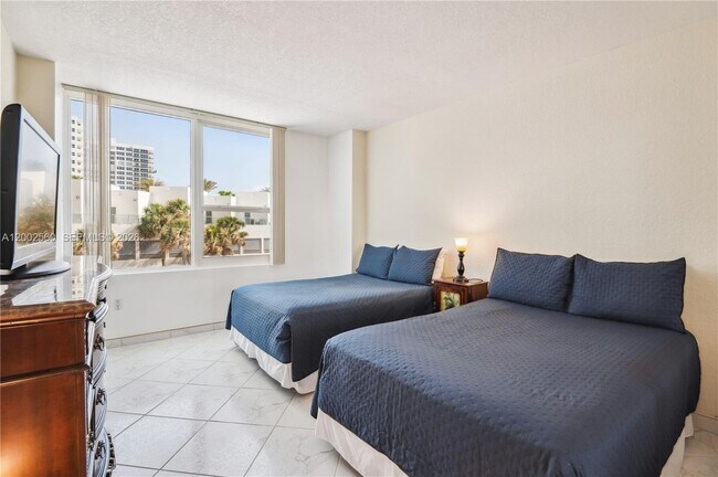 Building Photo - 3505 S Ocean Dr