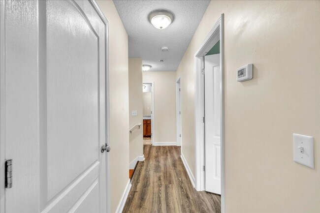 Building Photo - Spacious 4 Bed, 2.5 Bath in White Oak