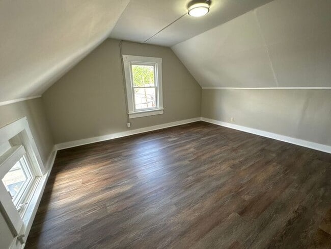 Building Photo - Beautifully renovated with mother in law s...