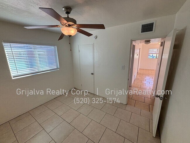 Building Photo - 4549 E Eastland St