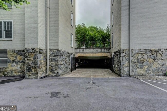 Building Photo - 28 Collier Rd NW