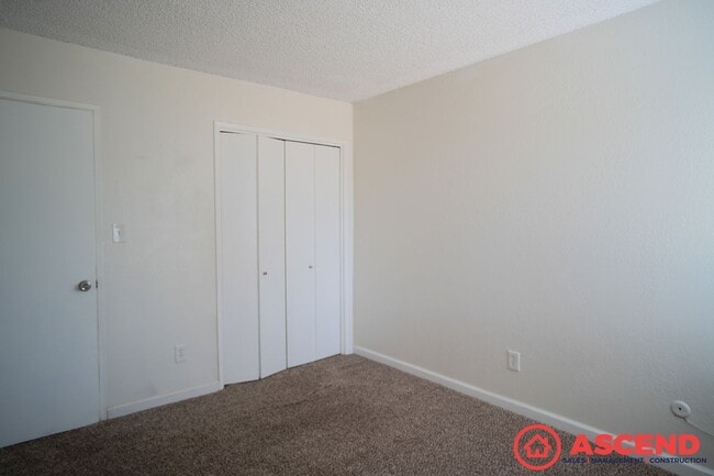 Building Photo - Central Bakersfield Condo!