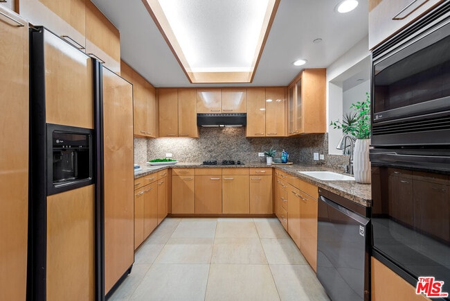 Building Photo - 13600 Marina Pointe Dr
