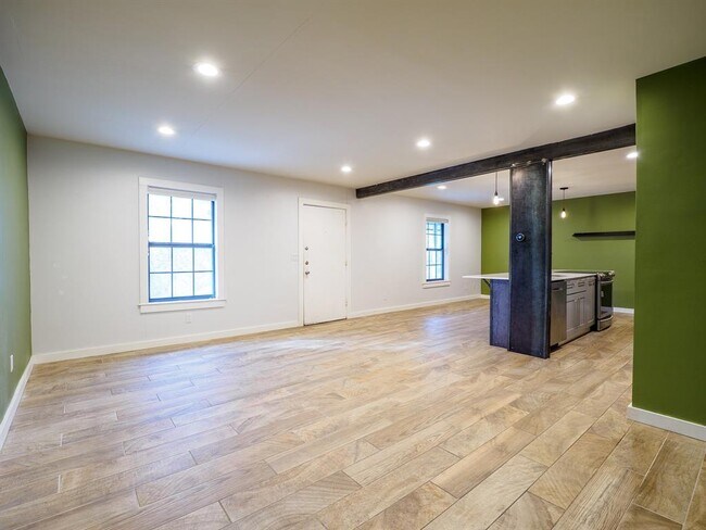 Building Photo - 2302 East Side Dr