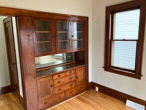Building Photo - Charming 4 bedroom 2 bathroom House!
