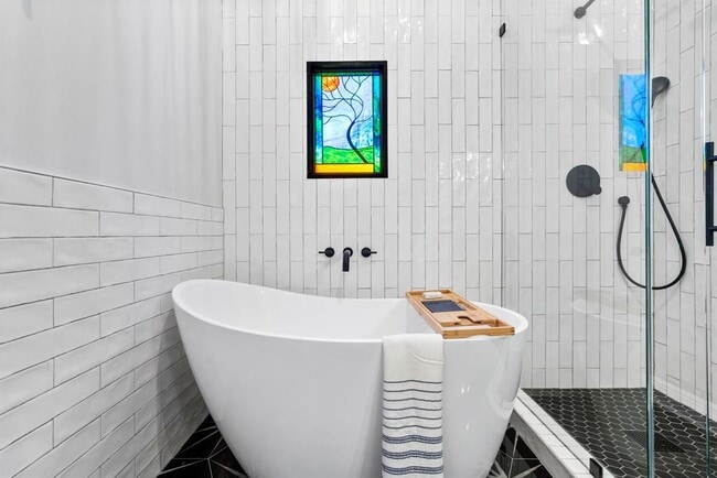 Building Photo - 1003 Romeria Dr