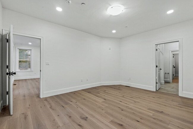 Building Photo - 19 Lily Pond Ln