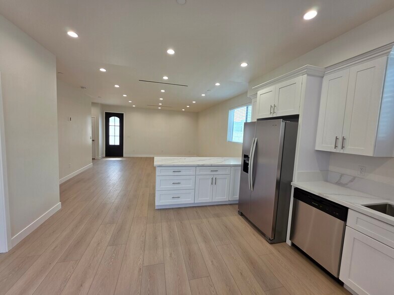 Building Photo - 15533 Tupper St